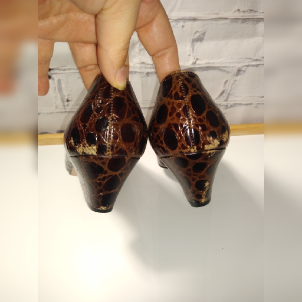 Salvatore Ferragamo cocodrile print pumps sz 8.5 - Picture 6 of 8